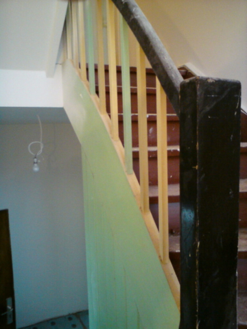 Alte Kieferntreppe mit Farbe (vorher)